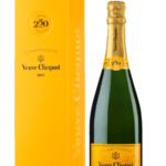 Bouteille de Champagne Veuve Clicquot Brut Carte Jaune édition spéciale 250 ans, présentée avec son coffret cadeau jaune emblématique.
