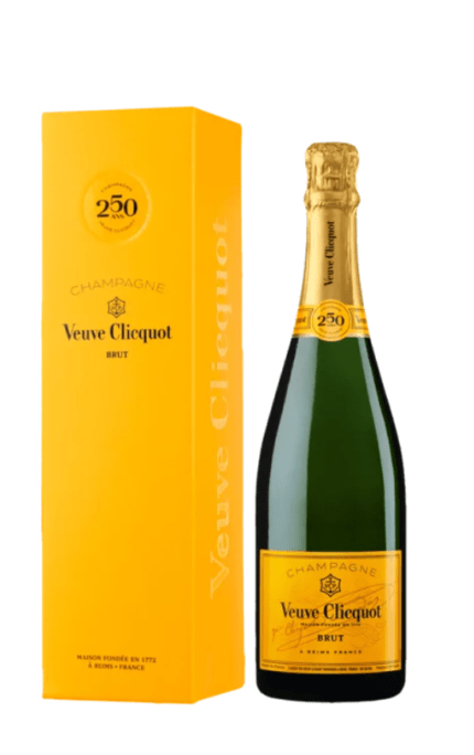 Bouteille de Champagne Veuve Clicquot Brut Carte Jaune édition spéciale 250 ans, présentée avec son coffret cadeau jaune emblématique.