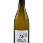 Bouteille de Chante Le Vent 2022 de Chinon Blanc du Domaine de la Noblaie avec une étiquette élégante et une boussole.