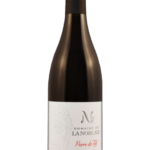 Bouteille de Pierre De Tuf 2020 de Chinon Rouge du Domaine de la Noblaie avec une étiquette élégante et minimaliste.