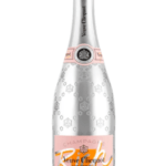 Bouteille de Veuve Clicquot RICH Rosé, avec une étiquette argentée ornée d'une touche de rose, conçue pour la création de cocktails sophistiqués.