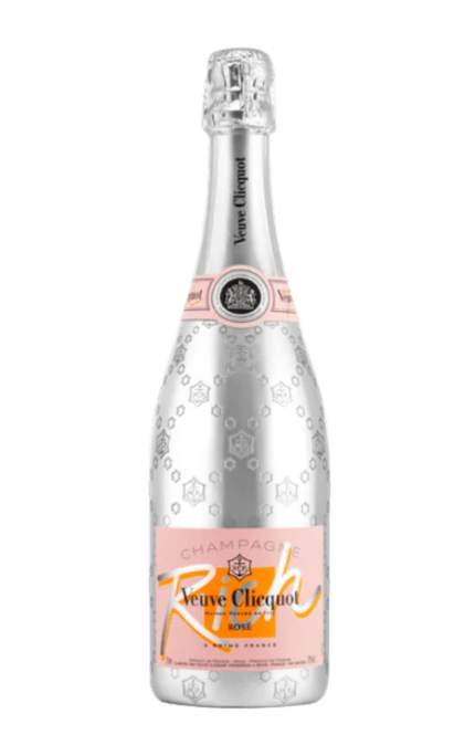 Bouteille de Veuve Clicquot RICH Rosé, avec une étiquette argentée ornée d'une touche de rose, conçue pour la création de cocktails sophistiqués.