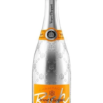 Bouteille de Veuve Clicquot RICH, avec une étiquette argentée et le logo orange emblématique, représentant l'audace de ce champagne destiné à la mixologie.