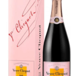 Bouteille de Champagne Veuve Clicquot Rosé, avec une étiquette rose et jaune emblématique, accompagnée de son coffret cadeau rose assorti.