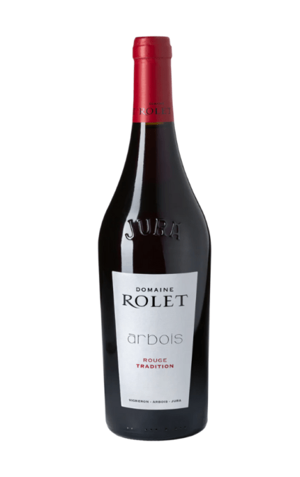 "Bouteille de Arbois Rouge Tradition 2022 du Domaine Rolet, avec une étiquette grise et une capsule rouge.