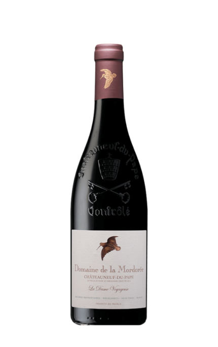 Bouteille de Châteauneuf-du-Pape La Dame Voyageuse 2021 du Domaine de la Mordorée avec une étiquette élégante et un relief distinctif sur la bouteille.