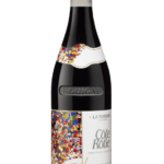 Bouteille de Côte-Rôtie La Turque 2019 de Maison Guigal avec une étiquette blanche ornée de motifs colorés.