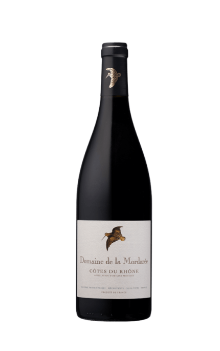 Bouteille de Côtes du Rhône Rouge 2022 du Domaine de la Mordorée avec un design sobre et élégant, ornée d'une étiquette minimaliste.