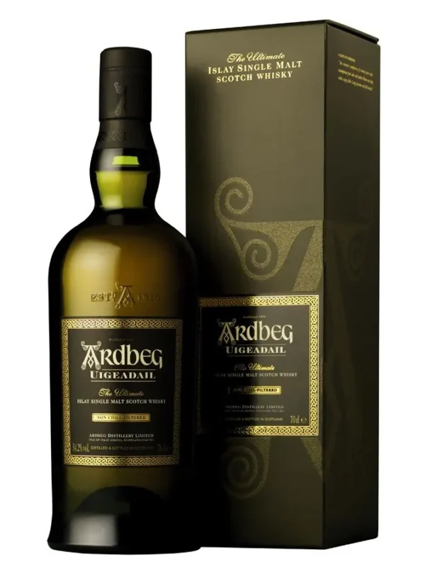 Bouteille de whisky Ardbeg Uigeadail, un single malt écossais provenant d'Islay, avec un packaging élégant et une étiquette sobre ornée de motifs dorés.