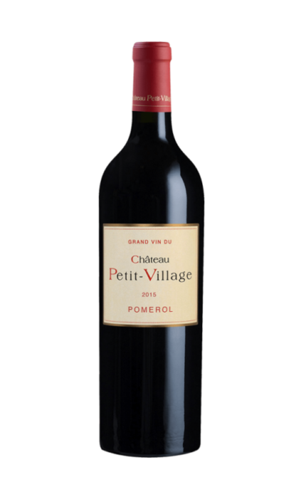 Bouteille de Château Petit Village 2015, un vin de Pomerol, avec une étiquette classique portant le nom du domaine au centre.