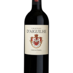 Bouteille de Château d'Aiguilhe 2019, un vin rouge de Bordeaux, avec une étiquette portant le blason du domaine au centre.