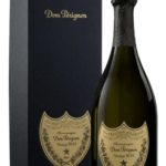 Bouteille de Champagne Dom Pérignon Blanc Vintage 2015 présentée avec son coffret classique noir.