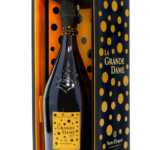 Bouteille de Champagne La Grande Dame Blanc 2012 de Veuve Clicquot, édition spéciale en collaboration avec Yayoi Kusama, ornée de motifs de pois dorés sur fond noir.