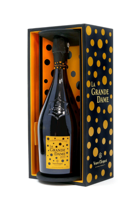 Bouteille de Champagne La Grande Dame Blanc 2012 de Veuve Clicquot, édition spéciale en collaboration avec Yayoi Kusama, ornée de motifs de pois dorés sur fond noir.