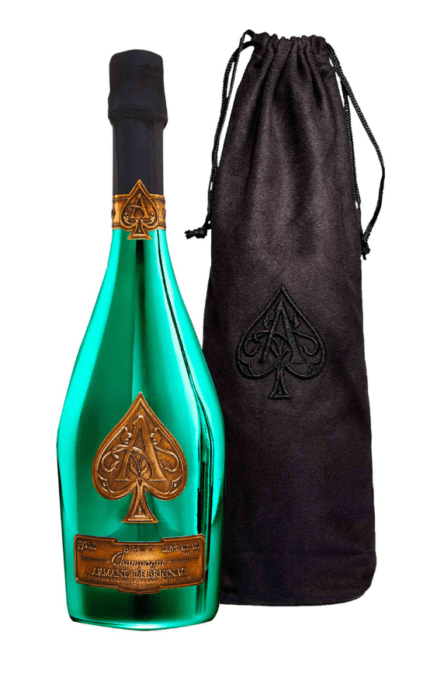 Bouteille de Champagne Armand de Brignac Brut Green accompagnée de son pochon noir brodé.