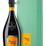 Bouteille de Champagne La Grande Dame Blanc 2015 de Veuve Clicquot avec son coffret vert signé Paola Paronetto.