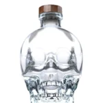 Bouteille de Crystal Head Vodka Casher Original, présentée dans un flacon en forme de crâne transparent.