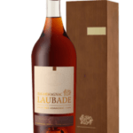 Bouteille de Bas-Armagnac Château de Laubade Célébration 1995 présentée avec son coffret en bois.