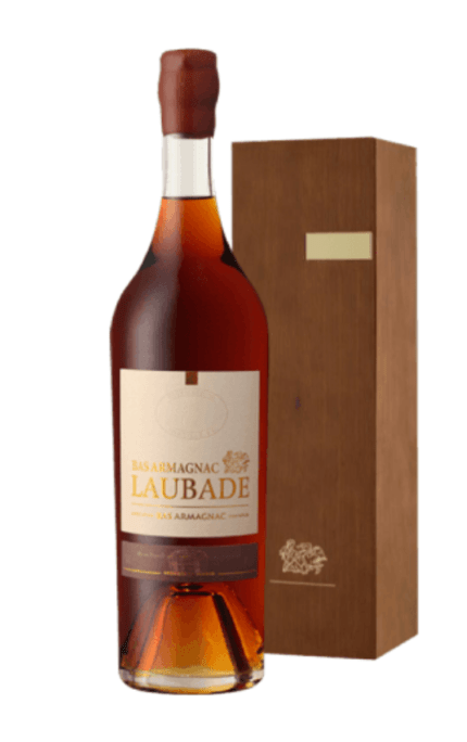 Bouteille de Bas-Armagnac Château de Laubade Célébration 1995 présentée avec son coffret en bois.