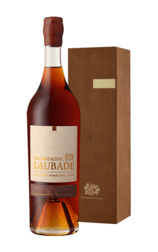 Château de Laubade – Célébration 1982 – Bas-Armagnac Millésimé "Bouteille de Bas-Armagnac Château de Laubade Célébration 1982 présentée avec son coffret en bois.