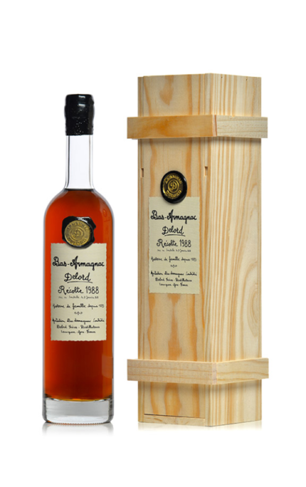 Bouteille de Bas-Armagnac Delord Millésime 1988 avec caisse en bois clair.