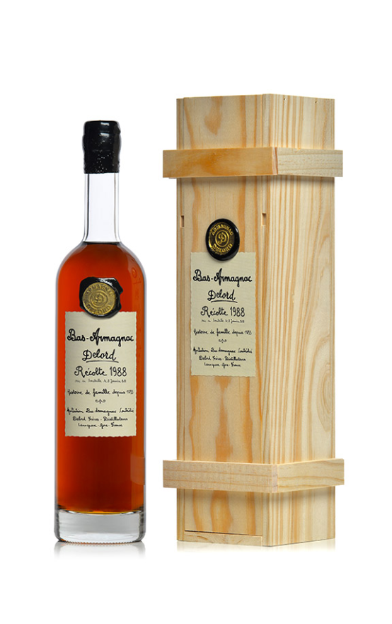 Delord Millésime 1988 – Bas-Armagnac Bouteille de Bas-Armagnac Delord Millésime 1988 avec caisse en bois clair.