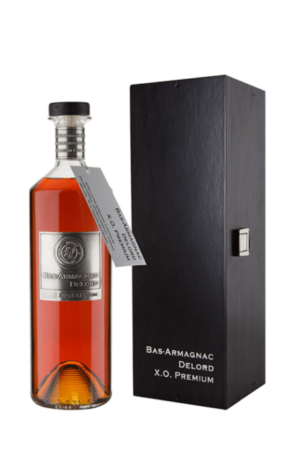 Bouteille de Bas-Armagnac Delord XO Premium avec caisse en bois noire.