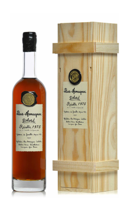 Bouteille de Bas-Armagnac Delord Millésime 1975 avec caisse en bois clair.