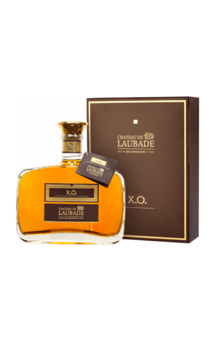 Bouteille de Bas-Armagnac Château de Laubade XO avec son coffret brun élégant.